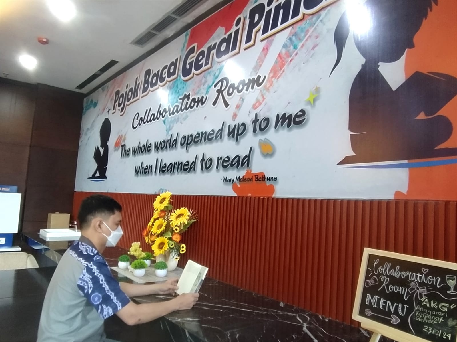 berkunjung ke pojok baca. Lokasinya di lantai 2